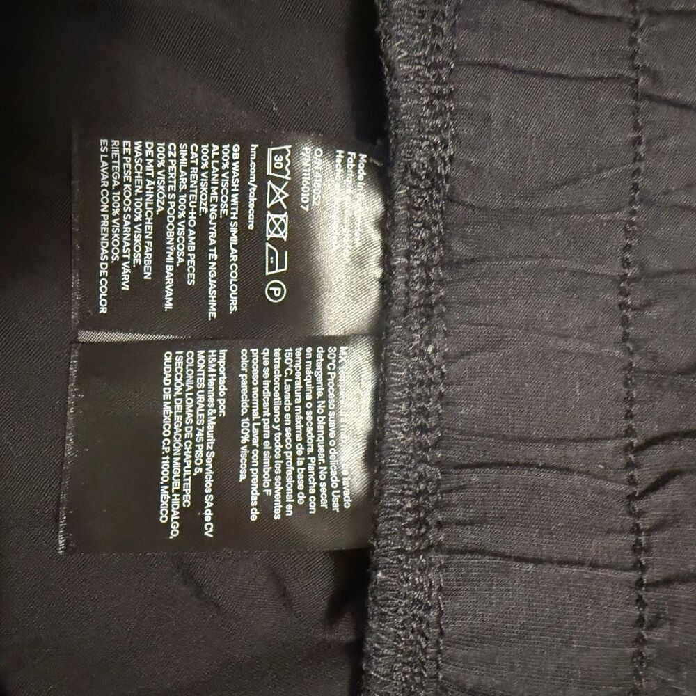 Lot of 2 Maternity Bottoms Size XL: denim shorts and black capris - Picture 14 of 15